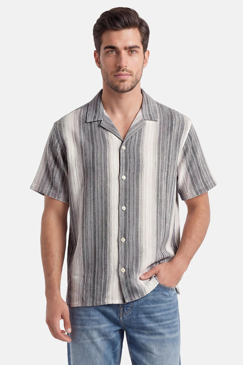 Chemise rayée grise et blanche d'ORIGINALS BY JACK & JONES à manches courtes et col cubain, portée avec un jean bleu.