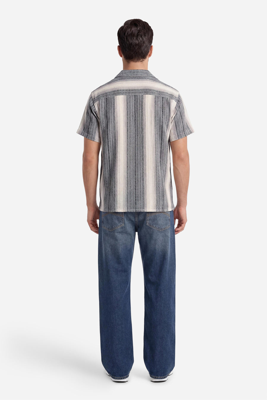 Chemise à manches courtes rayée grise, blanche et beige de ORIGINALS BY JACK & JONES, vue de dos sur un homme en jean bleu.