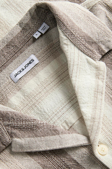 Chemise beige en tissu texturé de Originals by Jack & Jones, à rayures marron clair, avec col et étiquette.