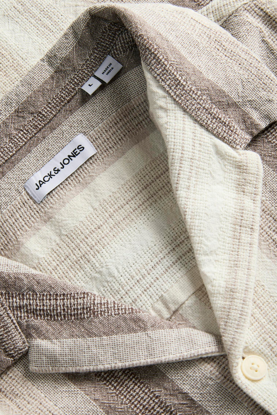 Chemise beige en tissu texturé de Originals by Jack & Jones, à rayures marron clair, avec col et étiquette.