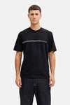 T-shirt noir à manches courtes de JACK & JONES avec double rayure grise et pantalon en jean foncé.