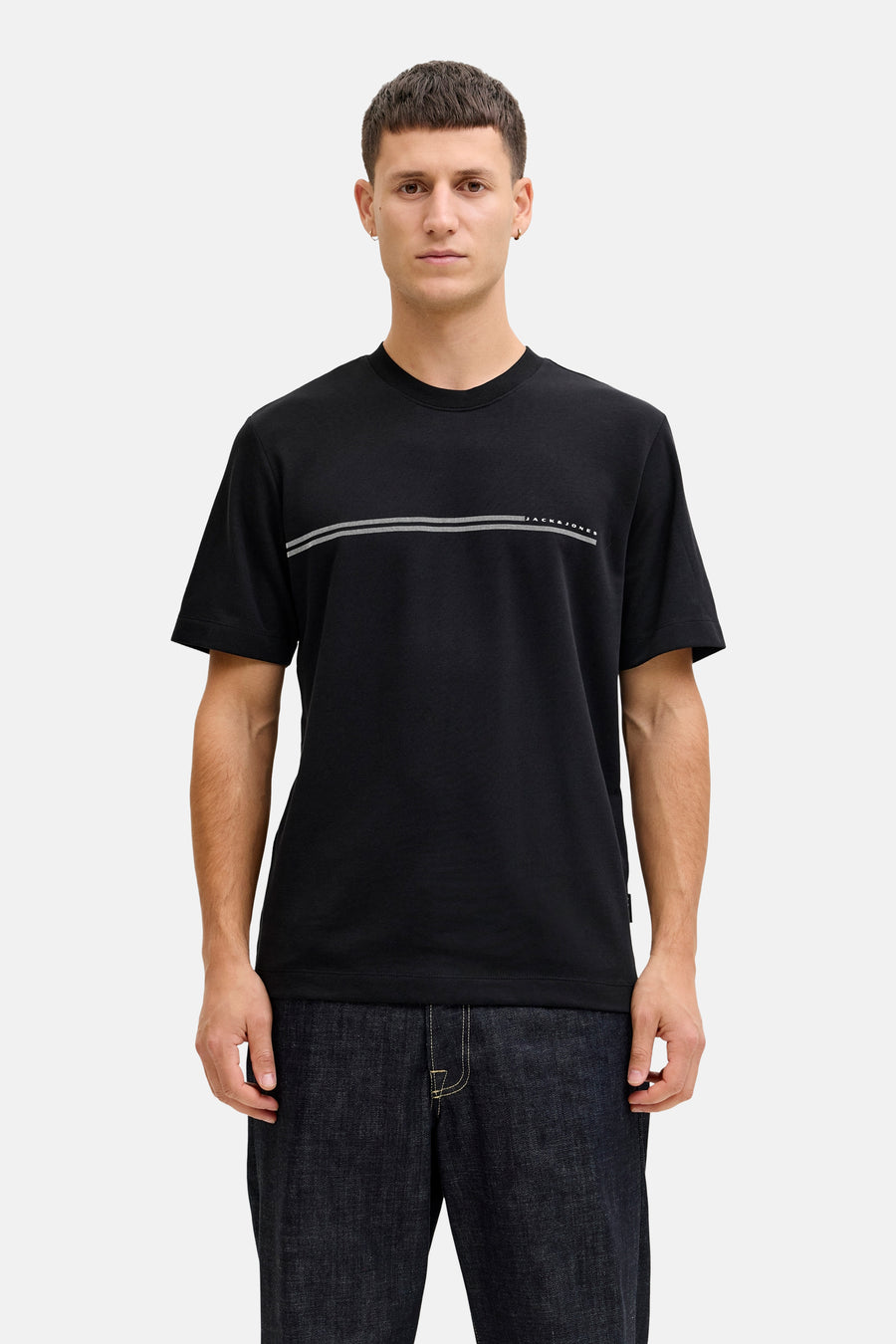 T-shirt noir à manches courtes de JACK & JONES avec double rayure grise et pantalon en jean foncé.