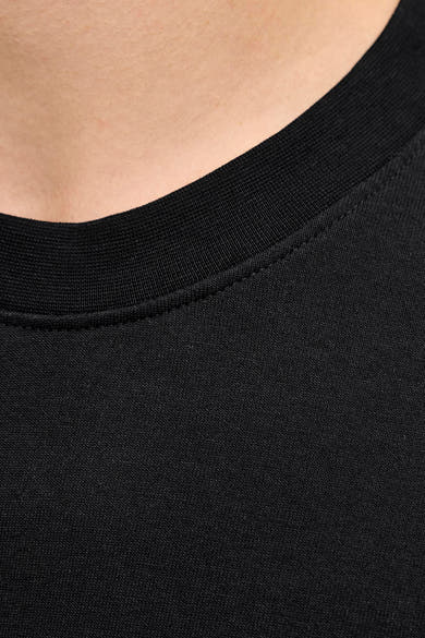 T-shirt noir à manches courtes de JACK & JONES, présentant une encolure ras du cou et une texture lisse.