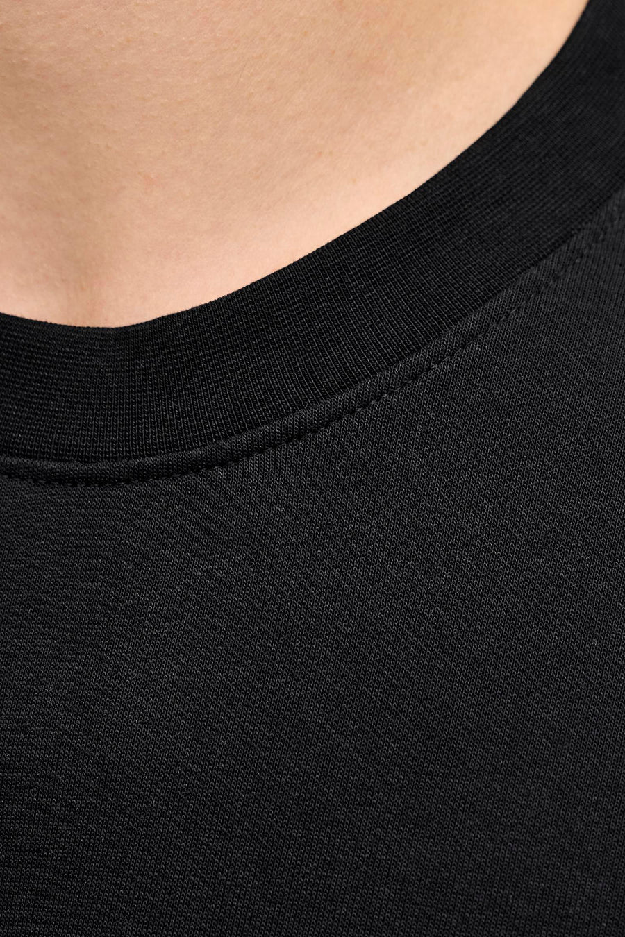 T-shirt noir à manches courtes de JACK & JONES, présentant une encolure ras du cou et une texture lisse.