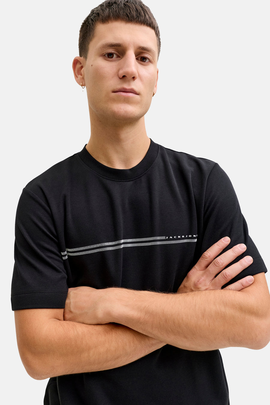 T-shirt noir à manches courtes de JACK & JONES, avec deux rayures horizontales sur la poitrine.