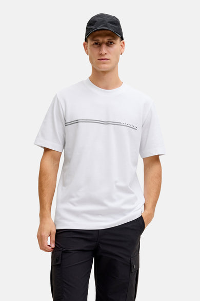 Wit T-shirt met korte mouwen van JACK & JONES, gedragen met een beige hoodie en een zwarte cargobroek.