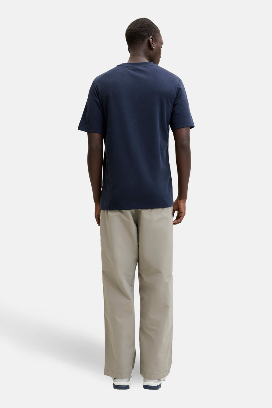 T-shirt à manches courtes bleu de JACK & JONES, vu de dos, porté avec un pantalon beige ample.