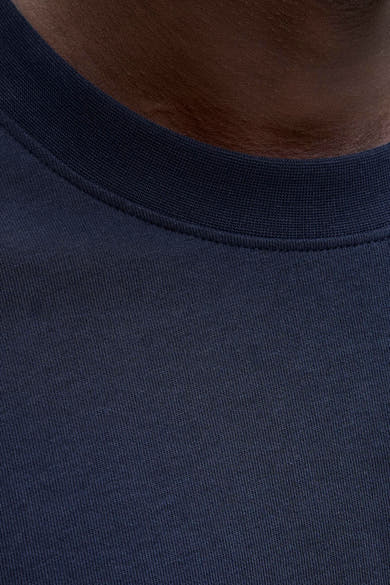T-shirt à manches courtes bleu de JACK & JONES, détail du col ras du cou et de la texture du tissu.