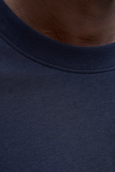 T-shirt à manches courtes bleu de JACK & JONES, détail du col ras du cou et de la texture du tissu.