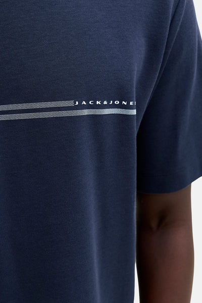 T-shirt bleu à manches courtes de JACK & JONES, avec un motif graphique horizontal et un col rond.
