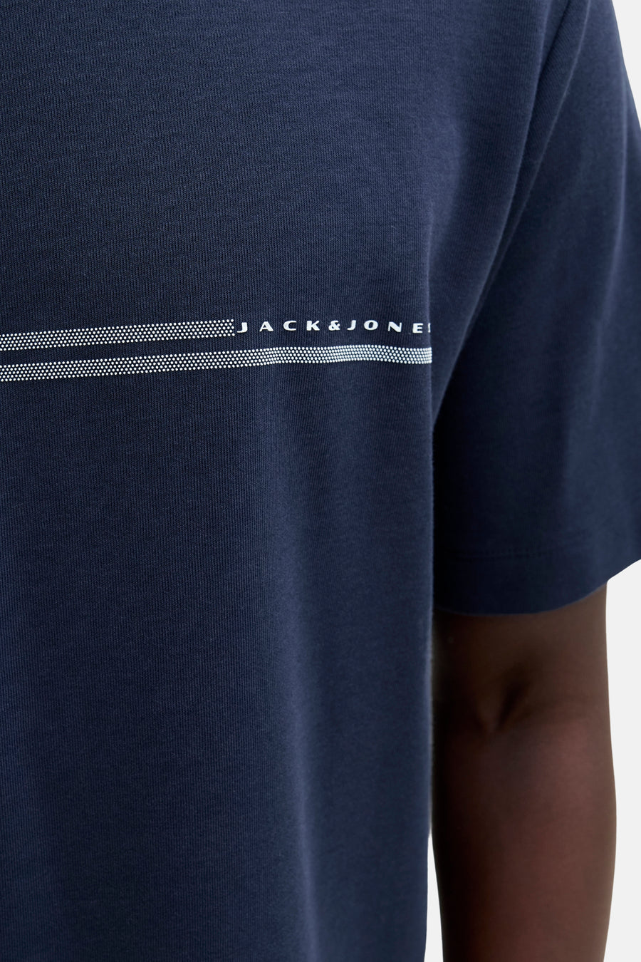 T-shirt bleu à manches courtes de JACK & JONES, avec un motif graphique horizontal et un col rond.