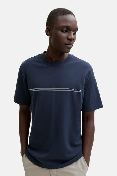 T-shirt bleu à manches courtes de JACK & JONES, avec deux bandes horizontales et le logo de la marque.