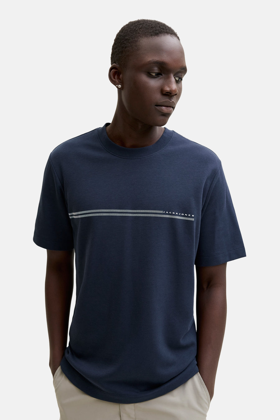 T-shirt bleu à manches courtes de JACK & JONES, avec deux bandes horizontales et le logo de la marque.