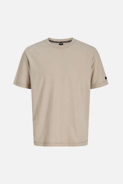 T-shirt beige à manches courtes de JACK & JONES, avec un col rond et une texture lisse.