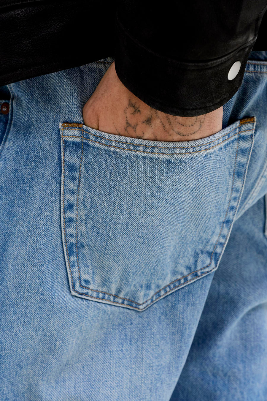 Jean fuselé en denim bleu clair de Jack & Jones Jeans Intelligence, avec une main dans la poche arrière.