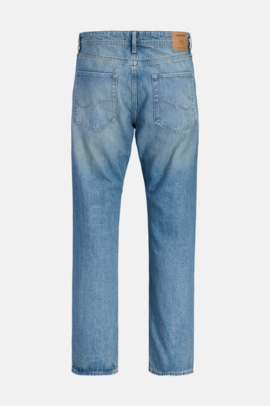 Jean tapered en denim bleu clair de JACK & JONES, avec poches arrière et étiquette en cuir à la taille.
