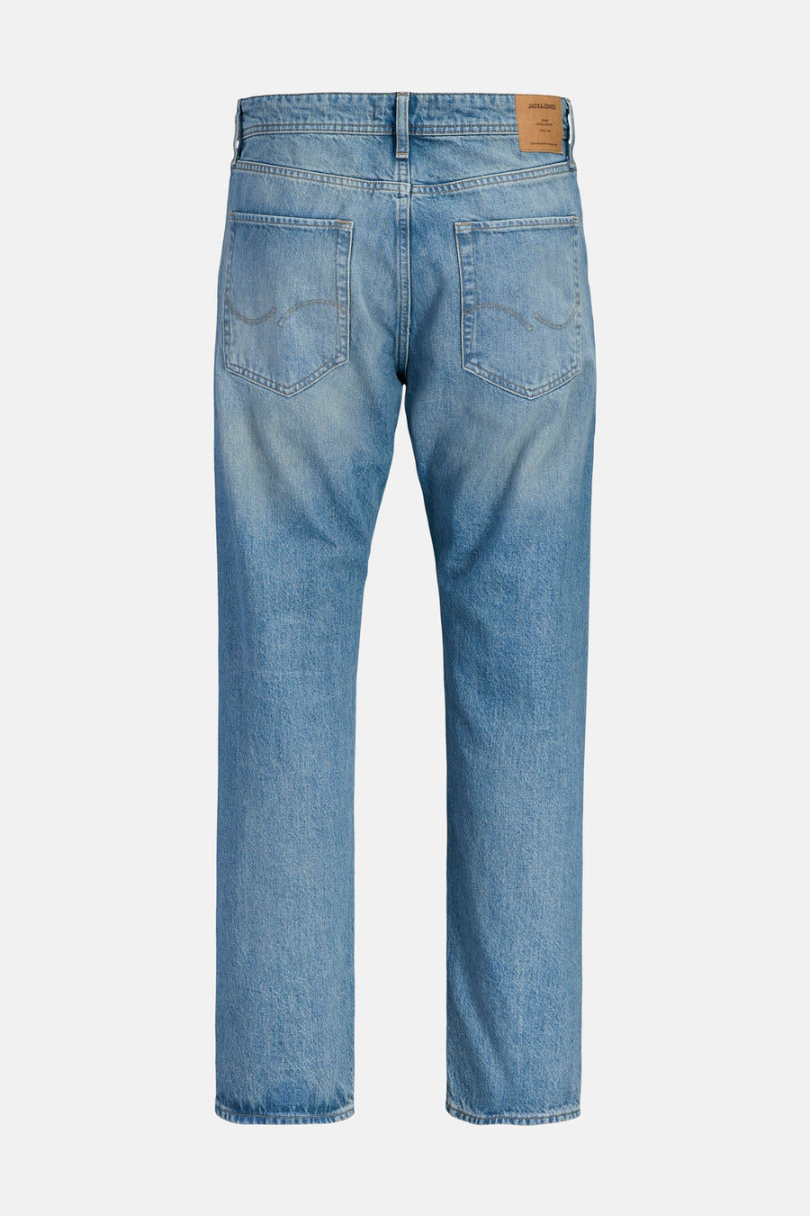Jean tapered en denim bleu clair de JACK & JONES, avec poches arrière et étiquette en cuir à la taille.