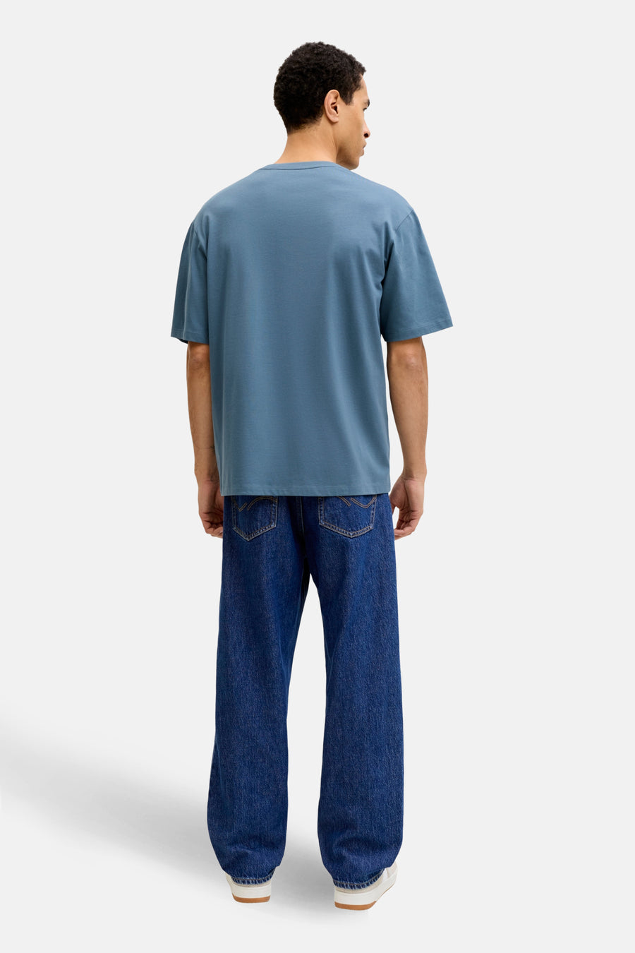 Blauw T-shirt met korte mouwen van ORIGINALS BY JACK & JONES, gedragen met een wijde blauwe jeans, achtergezicht.