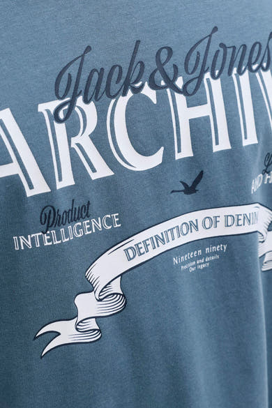Blauwe T-shirt met korte mouwen van Originals by Jack & Jones, met "Archive" grafische print en wit bandmotief.