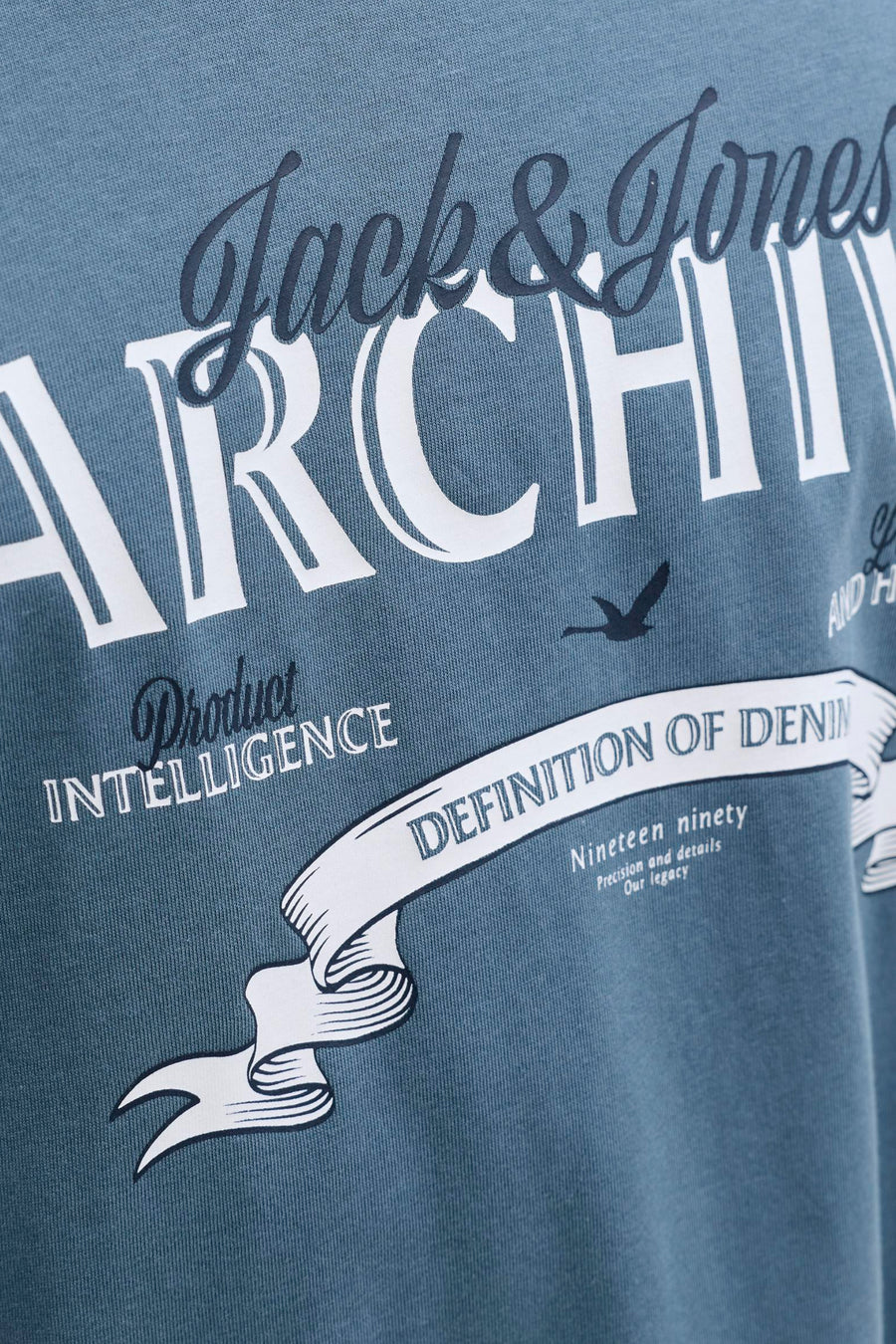 Blauwe T-shirt met korte mouwen van Originals by Jack & Jones, met "Archive" grafische print en wit bandmotief.
