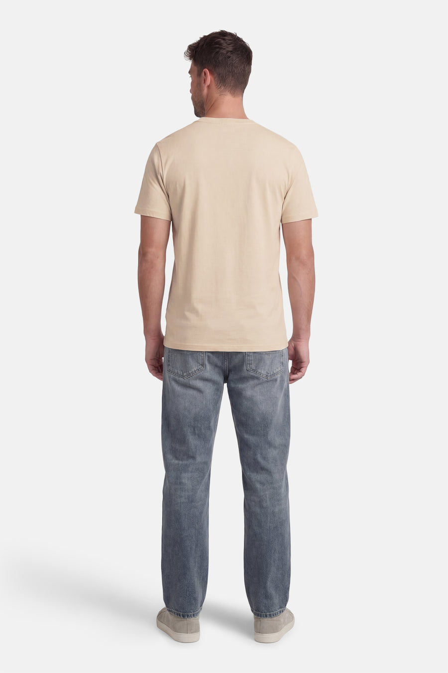 T-shirt à manches courtes beige par ORIGINALS BY JACK & JONES, porté avec un jean bleu et des chaussures décontractées, vue de dos.