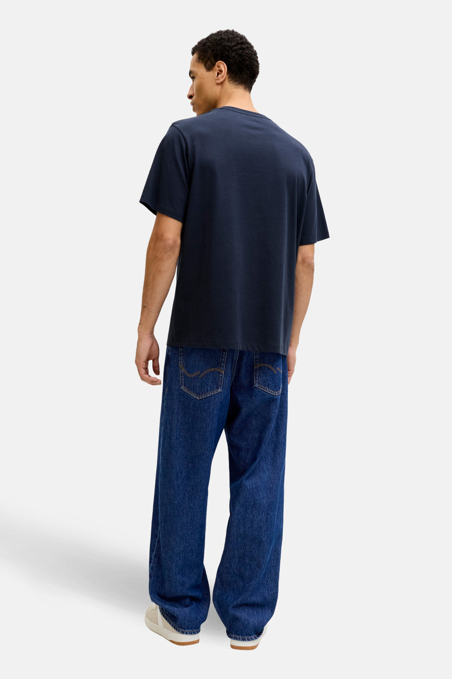 Blauw T-shirt met korte mouwen van ORIGINALS BY JACK & JONES, gedragen met een wijde jeans, achtergezicht.