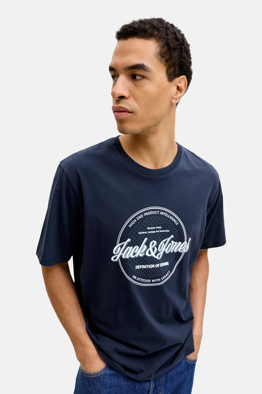 Blauw T-shirt met korte mouwen van ORIGINALS BY JACK & JONES, met een ronde grafische print, gedragen met een spijkerbroek.