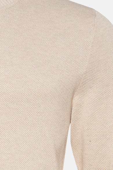 Pull à col rond beige de PREMIUM by JACK & JONES, en maille texturée, détail d'une manche.
