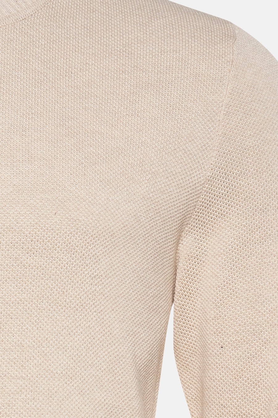 Pull à col rond beige de PREMIUM by JACK & JONES, en maille texturée, détail d'une manche.
