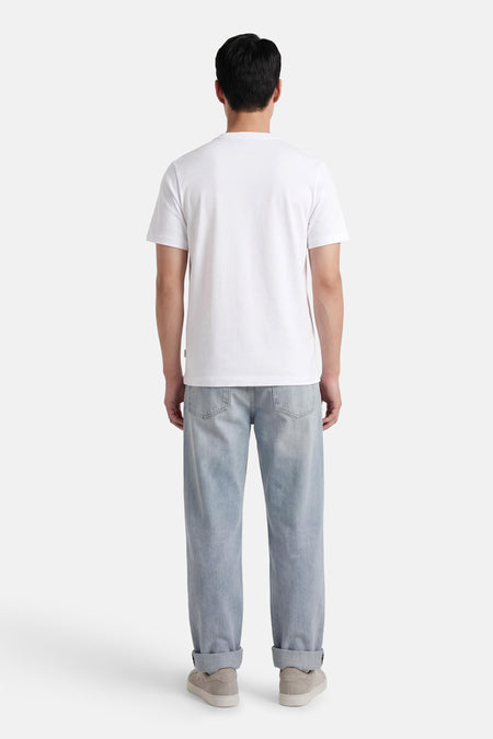 Wit T-shirt met korte mouwen van ORIGINALS BY JACK & JONES, gedragen met een verbleekte spijkerbroek en sneakers.