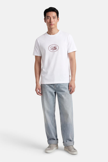 Wit T-shirt met korte mouwen van ORIGINALS BY JACK & JONES, met een decoratieve print op de voorkant en gedragen met een verbleekte spijkerbroek.