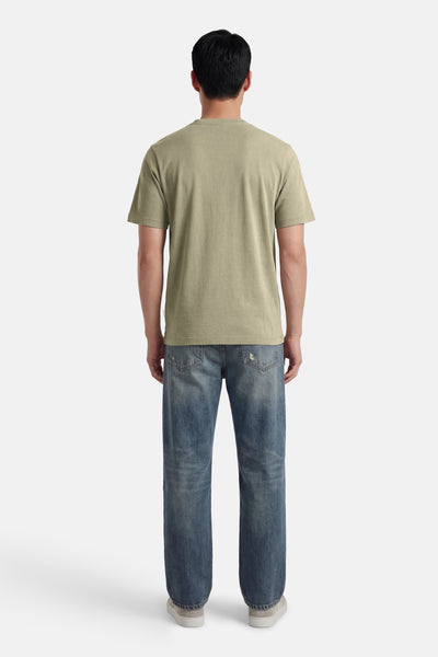 Groen T-shirt met korte mouwen van ORIGINALS BY JACK & JONES, gedragen met een blauwe jeans en sneakers. Achterzicht.