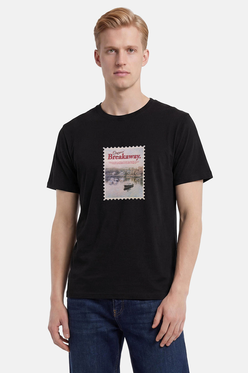 T-shirt noir à manches courtes de ORIGINALS BY JACK & JONES avec un imprimé timbre postal, porté par un homme.