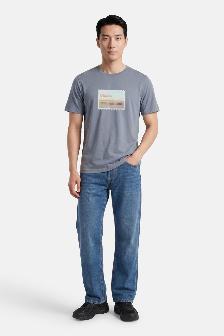 T-shirt bleu de ORIGINALS BY JACK & JONES avec motif timbre 'Offline.' et paysage marin sur la poitrine.