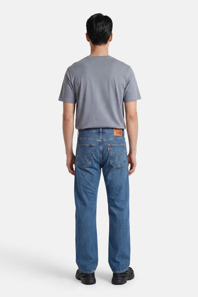 T-shirt gris à manches courtes de Originals by Jack & Jones, porté avec un jean bleu et des baskets noires, vue de dos.