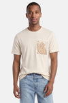 Crèmekleurig T-shirt met korte mouwen en textuur van PREMIUM by JACK & JONES met borstzak met bruin en oranje bloemenpatroon.