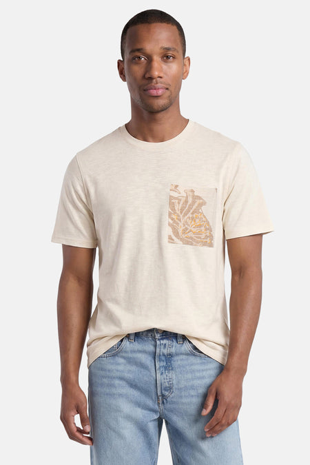 Crèmekleurig T-shirt met korte mouwen en textuur van PREMIUM by JACK & JONES met borstzak met bruin en oranje bloemenpatroon.