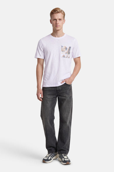 T-shirt blanc à manches courtes de la marque PREMIUM by JACK & JONES, avec poche poitrine à motifs colorés.