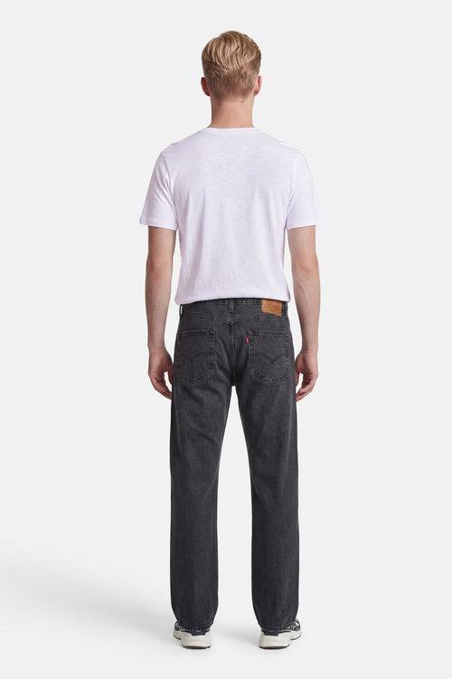 T-shirt blanc de JACK & JONES PREMIUM porté par un homme de dos, avec un jean foncé et des baskets.