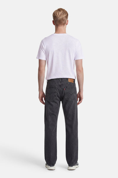 T-shirt blanc de JACK & JONES PREMIUM porté par un homme de dos, avec un jean foncé et des baskets.