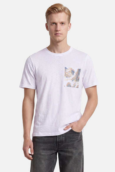 T-shirt blanc à manches courtes de PREMIUM by JACK & JONES avec une poche poitrine à motif abstrait.