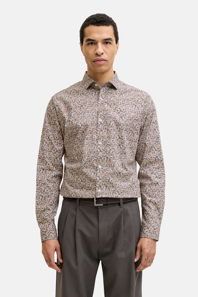 Multikleuren overhemd met lange mouwen van PREMIUM by JACK & JONES met bloemenprint, gedragen met grijze broek en bruine loafers.