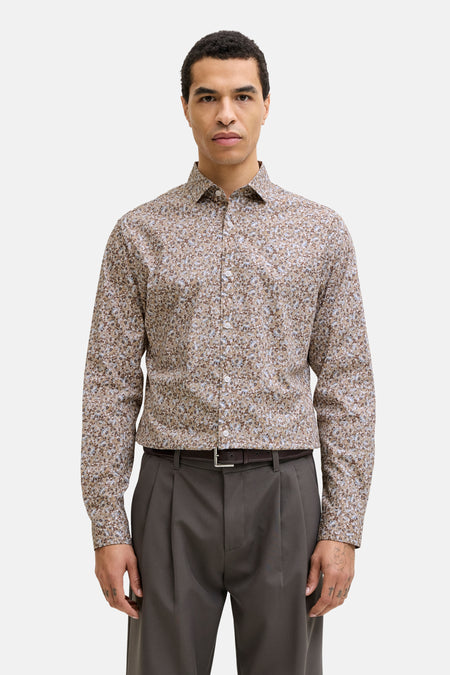 Chemise à manches longues multicolore de PREMIUM by JACK & JONES avec motif fleuri, portée avec une ceinture et un pantalon.