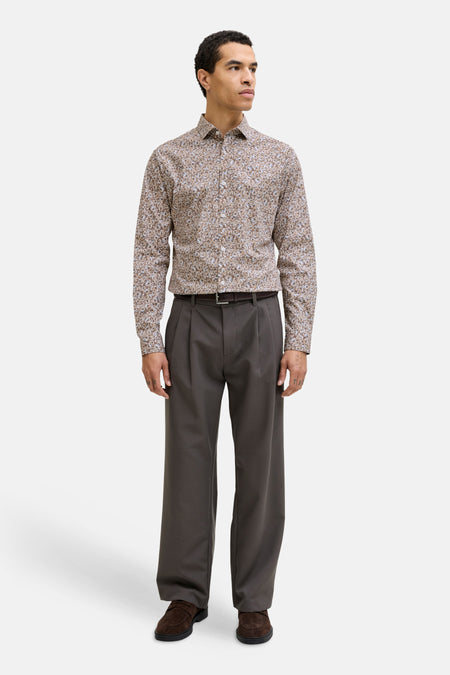 Chemise à manches longues multicolore de PREMIUM by JACK & JONES avec motif floral, portée avec pantalon gris et mocassins marron.