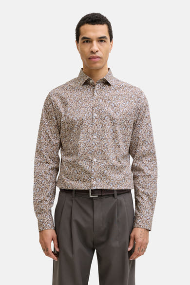 Multikleurig overhemd met lange mouwen van PREMIUM by JACK & JONES met een bloemenpatroon op een beige achtergrond.