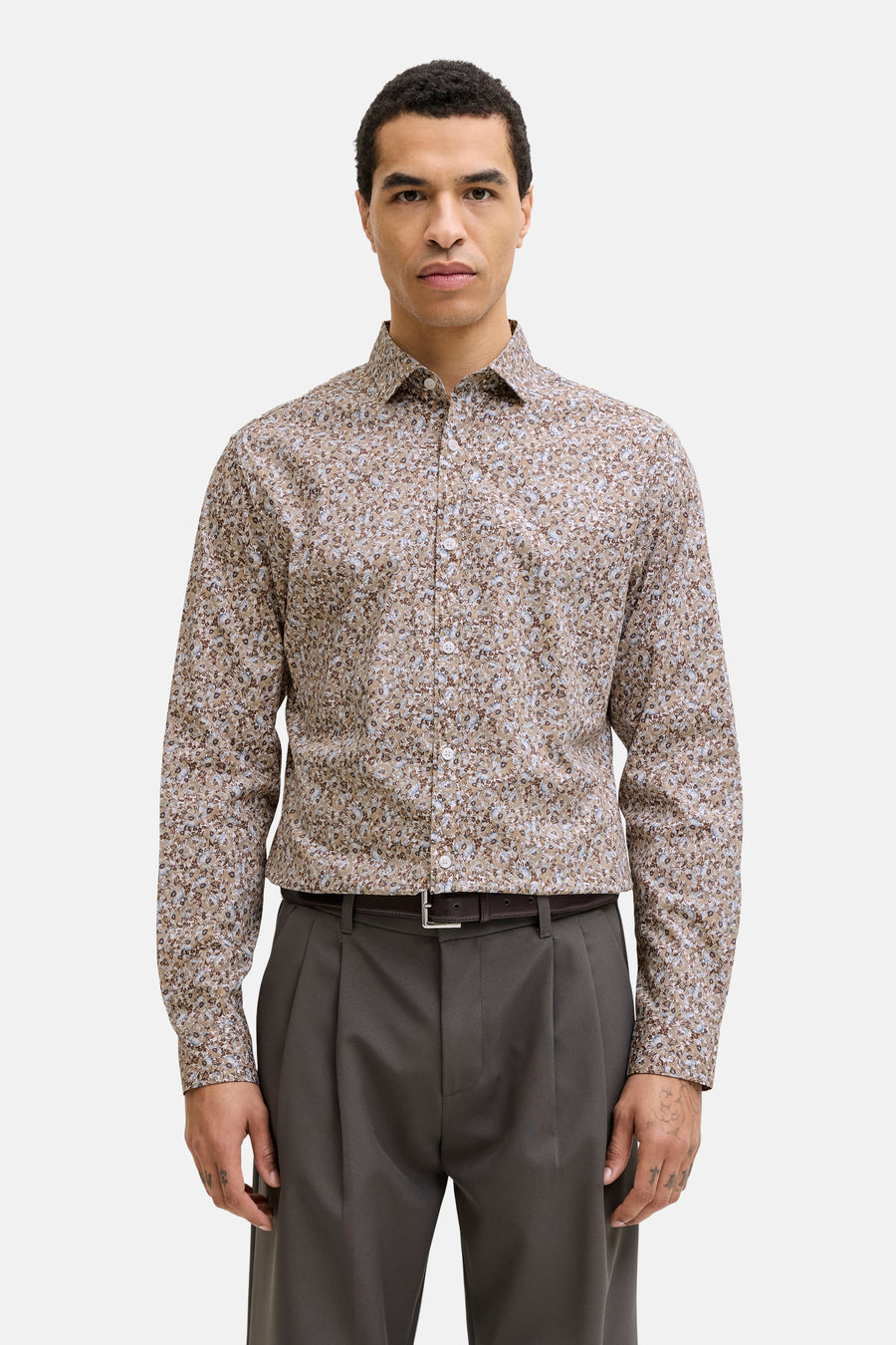 Multikleurig overhemd met lange mouwen van PREMIUM by JACK & JONES met een bloemenpatroon op een beige achtergrond.