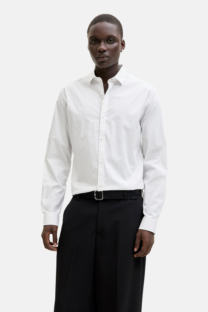 Wit overhemd met lange mouwen van PREMIUM by JACK & JONES met een subtiel patroon, gedragen met een zwarte broek en een riem.
