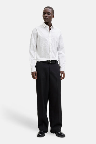 Chemise à manches longues blanche de PREMIUM by JACK & JONES avec un motif subtil porté avec un pantalon noir et une ceinture.