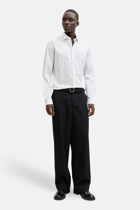 Chemise à manches longues blanche de PREMIUM by JACK & JONES avec un motif subtil porté avec un pantalon noir et une ceinture.