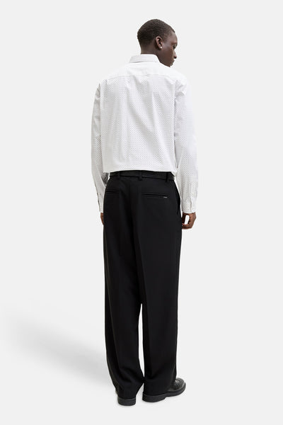 Wit overhemd met lange mouwen van PREMIUM by JACK & JONES, met subtiel patroon, gedragen met een wijde zwarte broek.